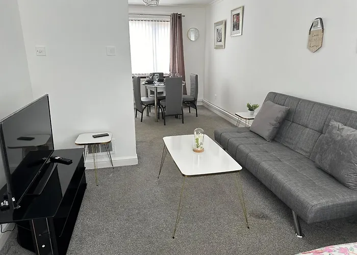 Lovely 3 Bedroom House Close To City Centre